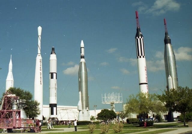 rocket garden Kennedy space center, parques de Orlando, NASA