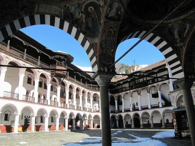 iglesia natividad 3 monasterio de Rila monasterio Rila patio