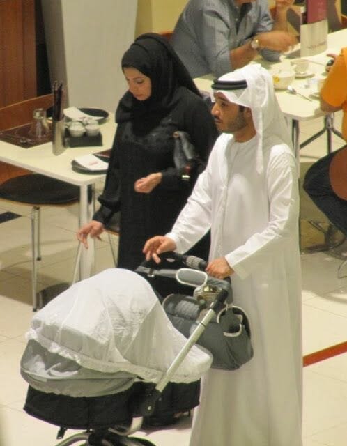hombre y mujer emiratos arabes unidos trajes