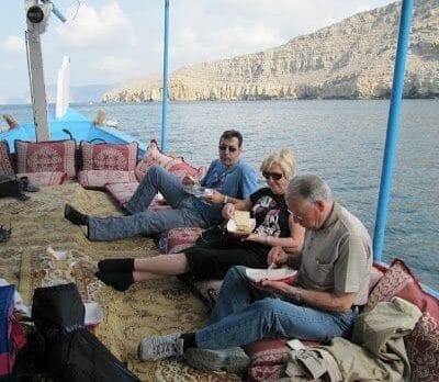 comer en el crucero en Dhow por Omán
