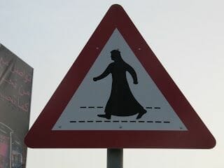 señal trafico con un árabe