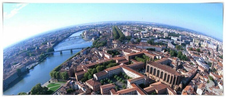 toulouse desde el aire con el río Garona atravesando la ciudad