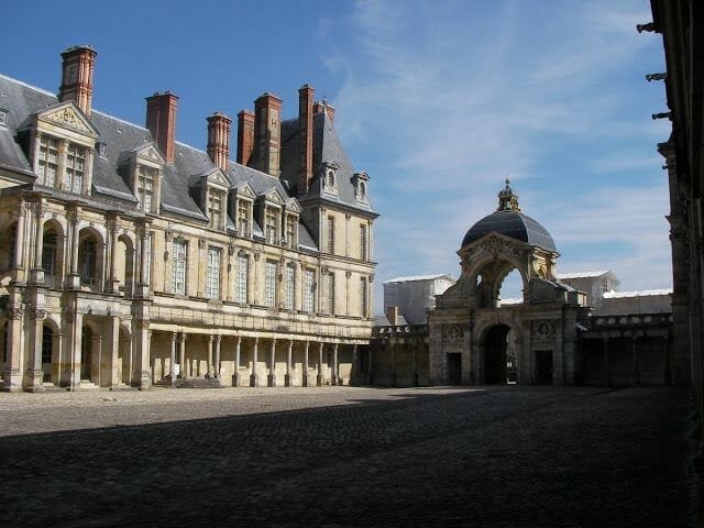 patio la cour ovale patio la cour ovale, patio ovalado Fontainebleau