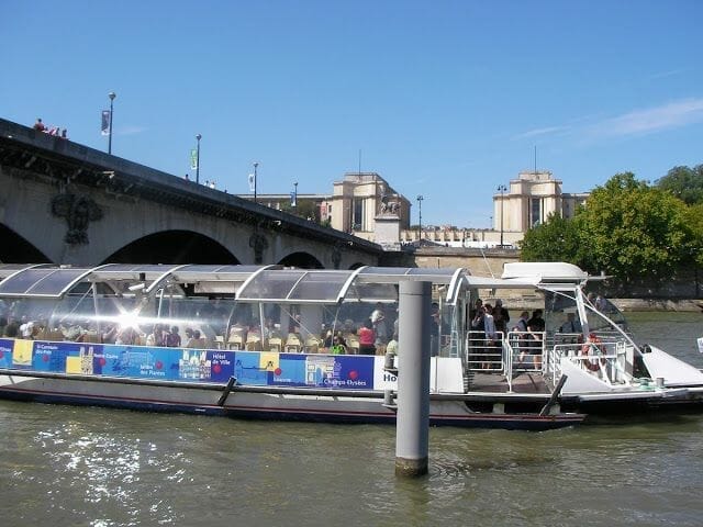 el batobus llegando a uno de sus destinos el Batobus paris
