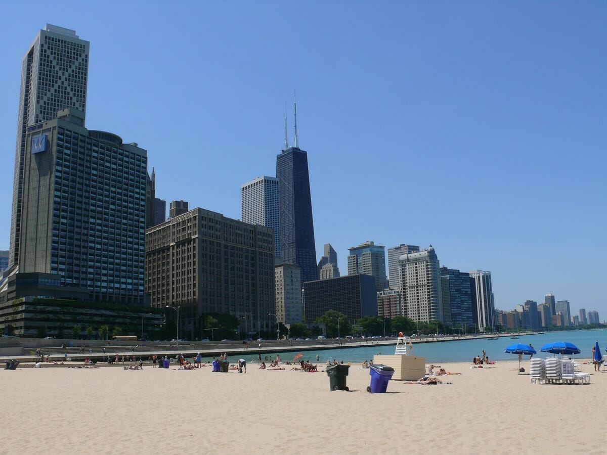 Chicago Beaches Lakefront view con el edificio Hancock al fondo