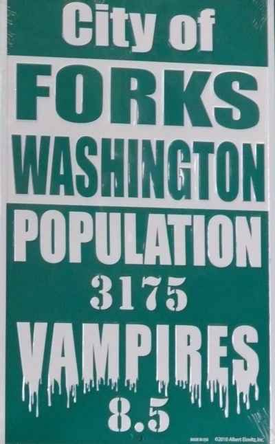 Cartel de bienvenida a la ciudad de Forks en Washington, en la que anuncia la población y los vampiros