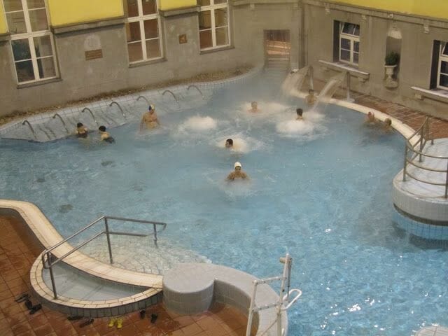 lado de chorros balneario de Lukacs en Budapest, baños termales, baños y balnearios Budapest