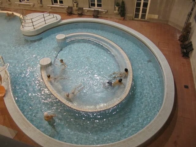 lado de corrientes balneario de Lukacs en Budapest, baños termales, baños y balnearios Budapest