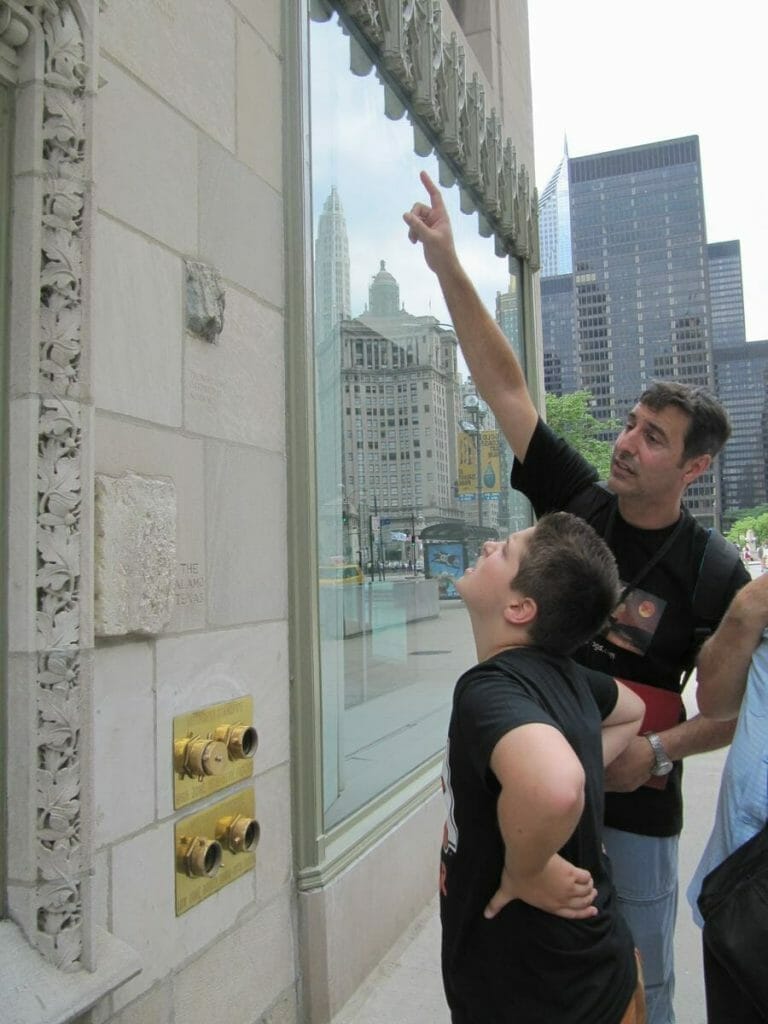 mirando las piedras en la pared del Chicago Tribune