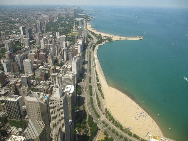 Oak beach y la Lake Shore drive desde la Torre Hancock