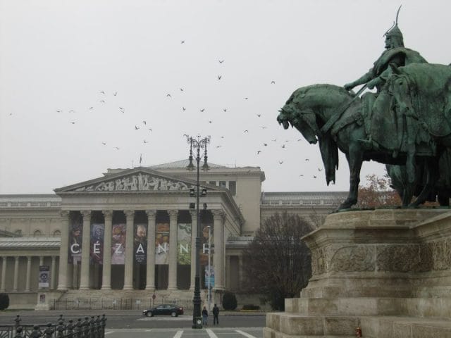 Plaza de los Héroes frente al Museo