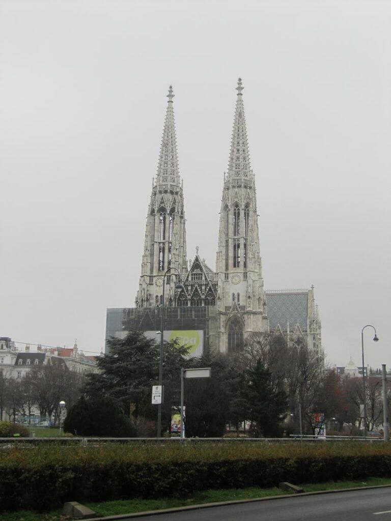 dos torres gemelas de 99 metros en forma de aguja