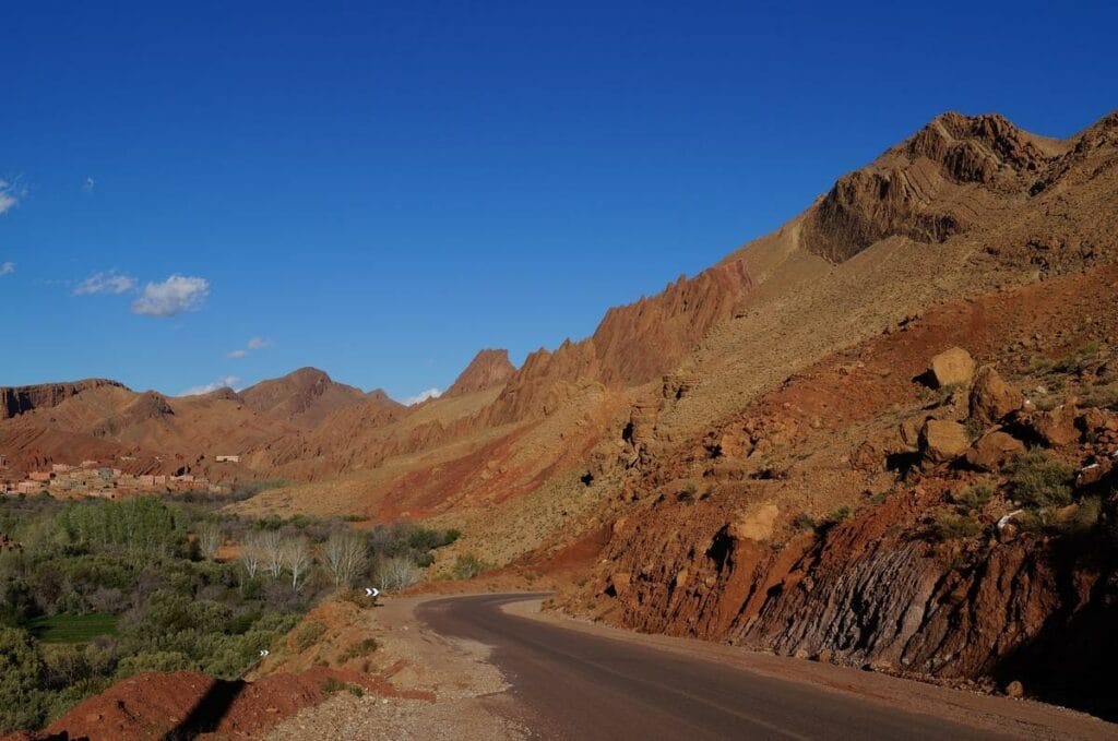 carretera de la ruta de las mil kasbhas
