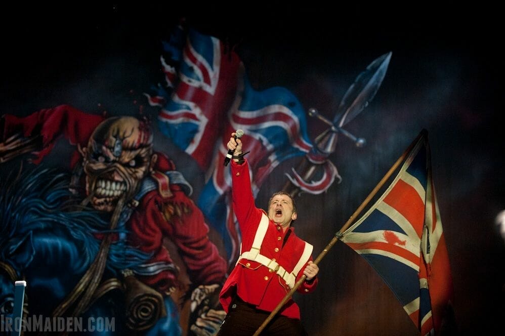 bruce dickinson the trooper con la bandera union jack gira maiden england 2012
