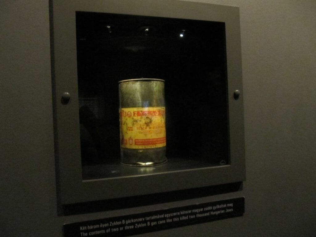 zyklon b - monumento de los zapatos en Budapest