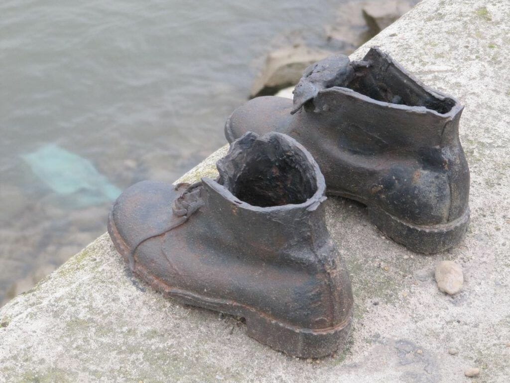 Zapatos de hierro en la orilla del Danubio en Budapest, recordando a las víctimas del Holocausto