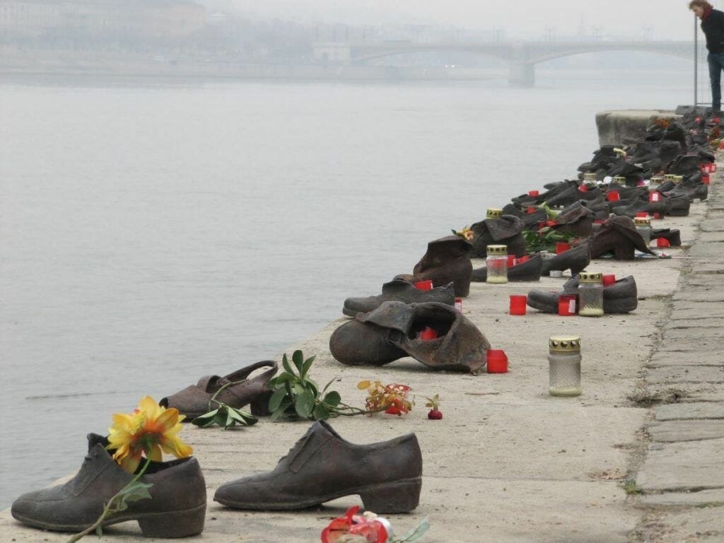 Zapatos de hierro con velas en la orilla del Danubio en Budapest,  