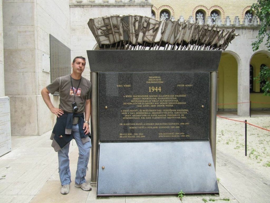 memorial a las víctimas en el patio de la sinagoga
