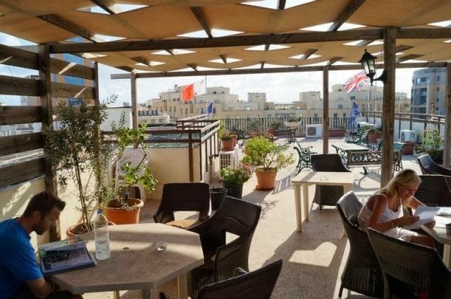 mesas terraza superior estudiar ingles en Malta, escuela Elanguest ingles Malta, escuelas de ingles en san julian