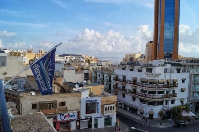 terraza superior escuela Elanguest ingles Malta
