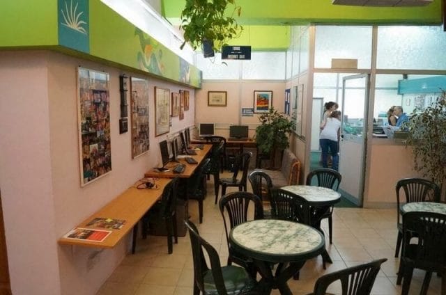 ordenadores estudiar ingles en Malta, escuela Elanguest ingles Malta, escuelas de ingles en san julian