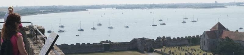 vistas desde el torreón del castillo de Porchester Castillo de Porchester, castillos de Portsmouth, castillos medievales ingleses, fortalezas romanas inglesas