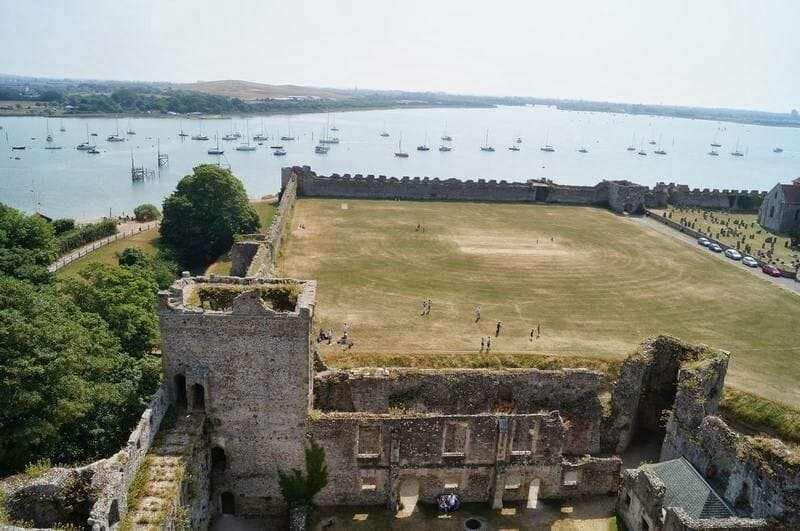 vistas desde el torreón del castillo de Porchester Castillo de Porchester, castillos de Portsmouth, castillos medievales ingleses, fortalezas romanas inglesas