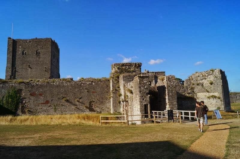 Entrada del Castillo de Porchester, uno de los castillos de Portsmouth, o fortalezas romanas inglesas