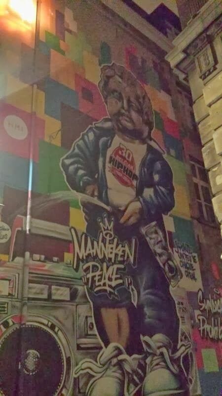 Grafiti de un Manekken Pis gigante