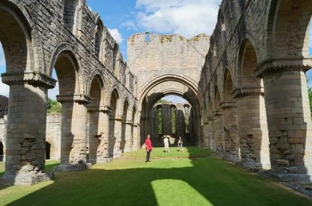 nave central abadia Buildwas, abadia cisterciense, abadia inglesa, ruinas inglesas, Heritage, english heritage