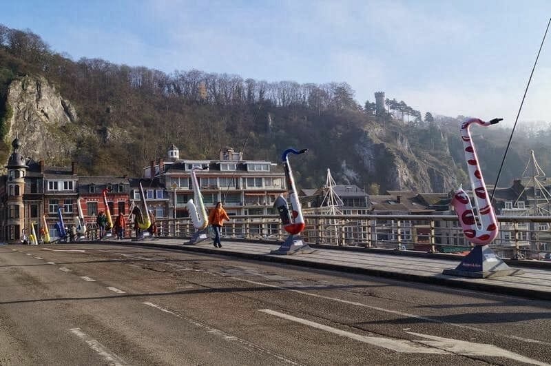 Puente sobre el río Mosa en Dinant