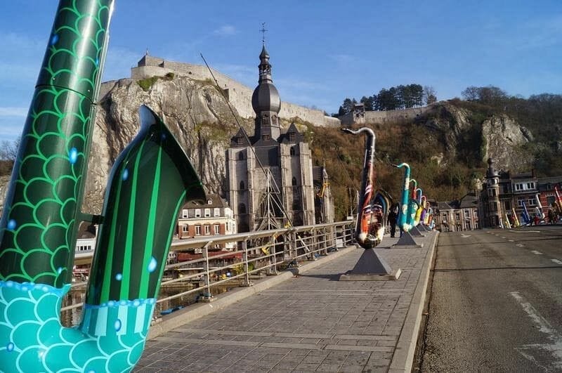 Puente sobre el río Mosa en Dinant
