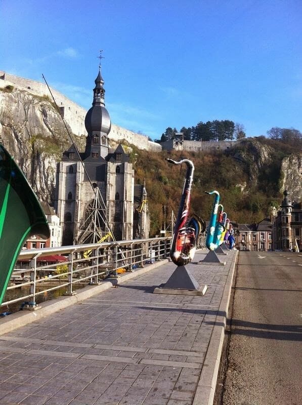 Puente sobre el río Mosa en Dinant