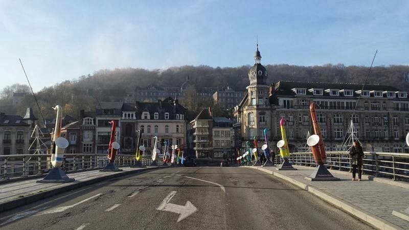 Puente sobre el río Mosa en Dinant