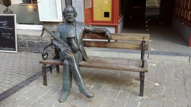 escultura del inventor del saxo en Dinant