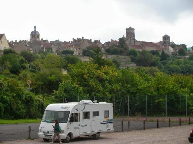 aparcamiento a las afueras de Vézelay pueblo de Vezelay, autocaravana en Vezelay