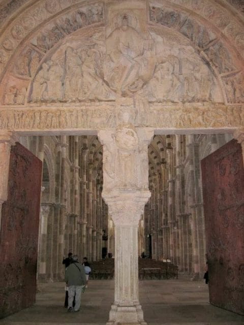 timpano de Vezelay sobre parteluz con puertas abiertas Tímpano de Santa Magdalena en Vézelay abierto