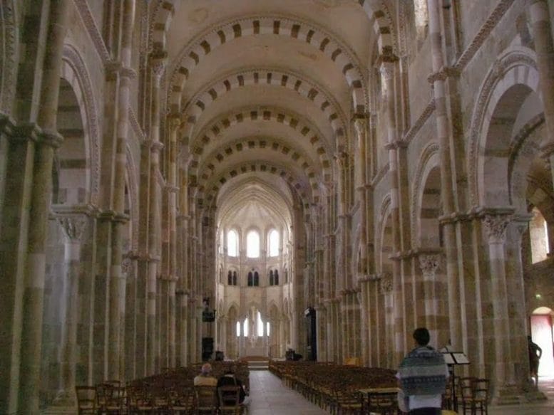 arcos policromados de las naves de Vezelay arcos policromados santa Magdalena Vezelay