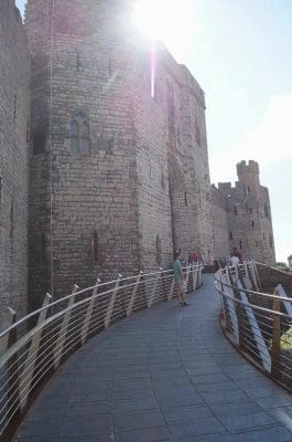 pasarela acceso castillo de Caernarfon