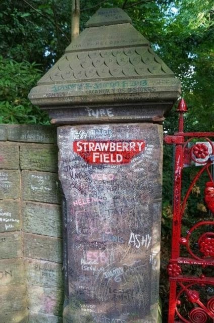 valla pintada de strawberry field