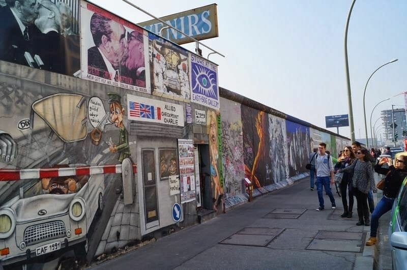 east side Gallery el beso