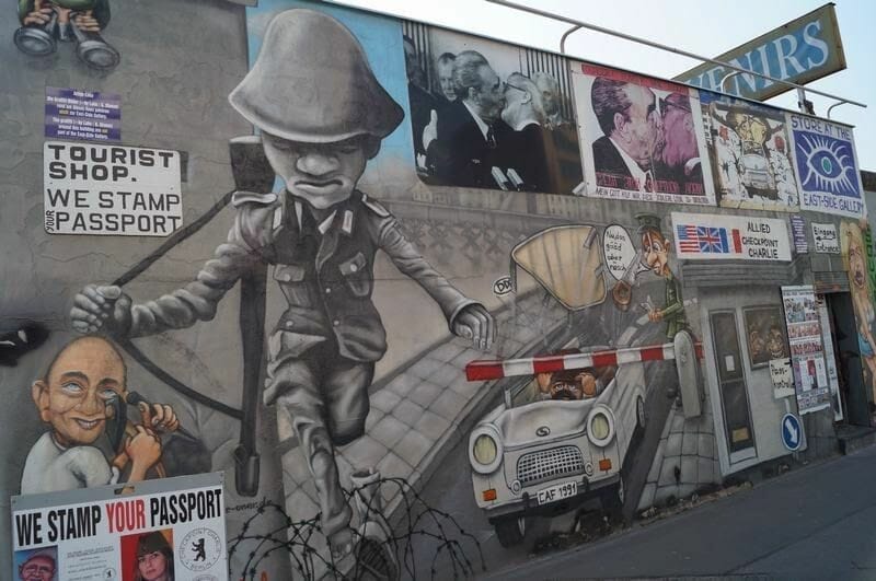 Bus Turístico, Mural soldado desertando