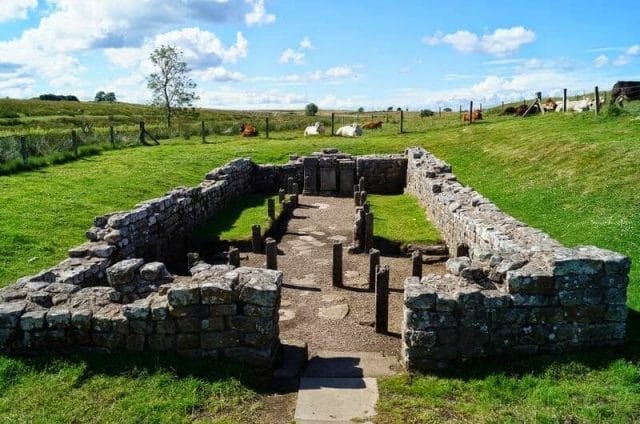 TEMPLO DE MITRA (muro Adriano)