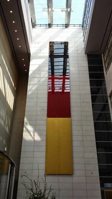 bandera alemana en vestíbulo del Reichstag