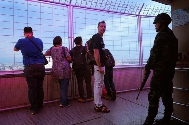 militares en la torre baiyoke