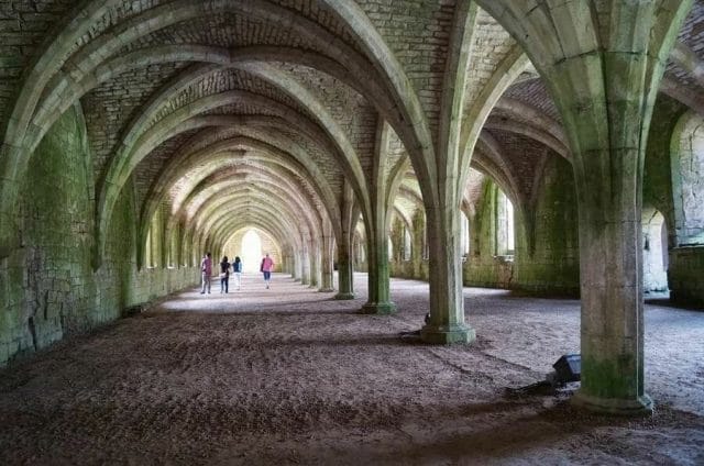 dormitorio cripta de fountains abbey abadia fountains refectorio