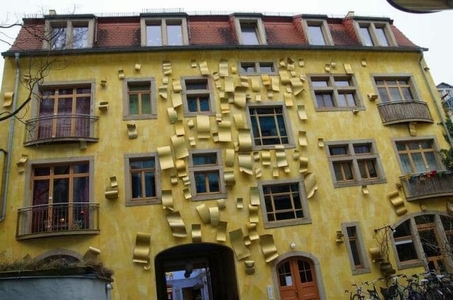 fachada amarilla, hojas de aluminio, pasaje kunsthofpassage