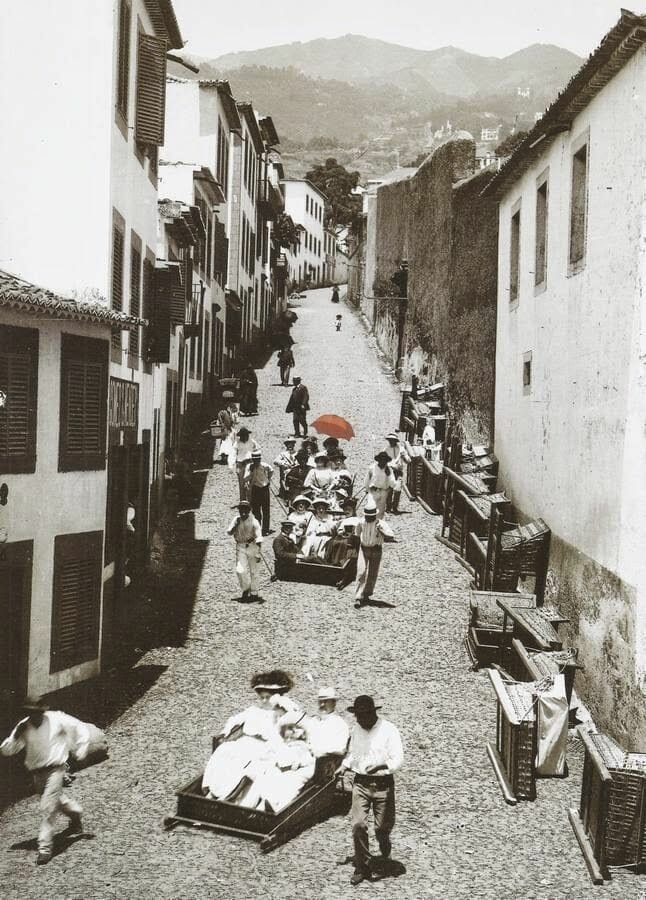 foto antigua BAJADA CON LAS CESTAS EN FUNCHAL