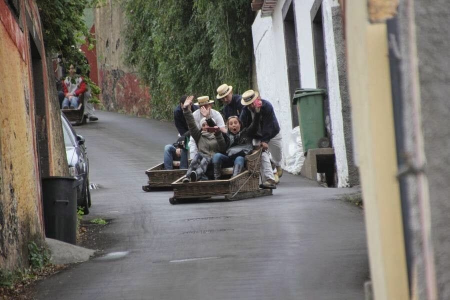 BAJADA CON LAS CESTAS EN FUNCHAL