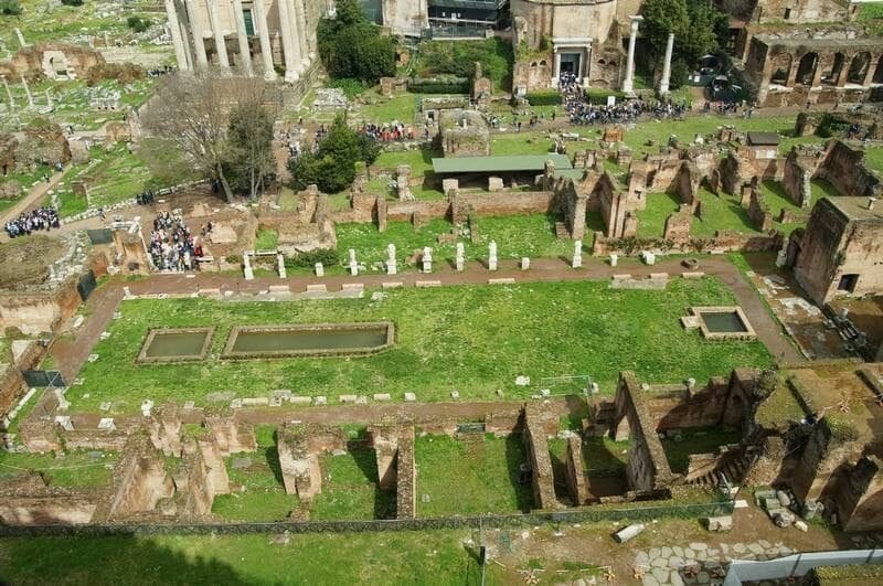 casa de las vestales foro romano Templo de Vesta y la Casa de las Vírgenes Vestales